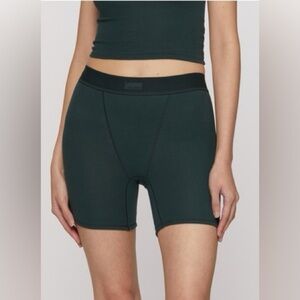 Skims women’s green cotton ribbed boxer style lounge shorts, size 2X.